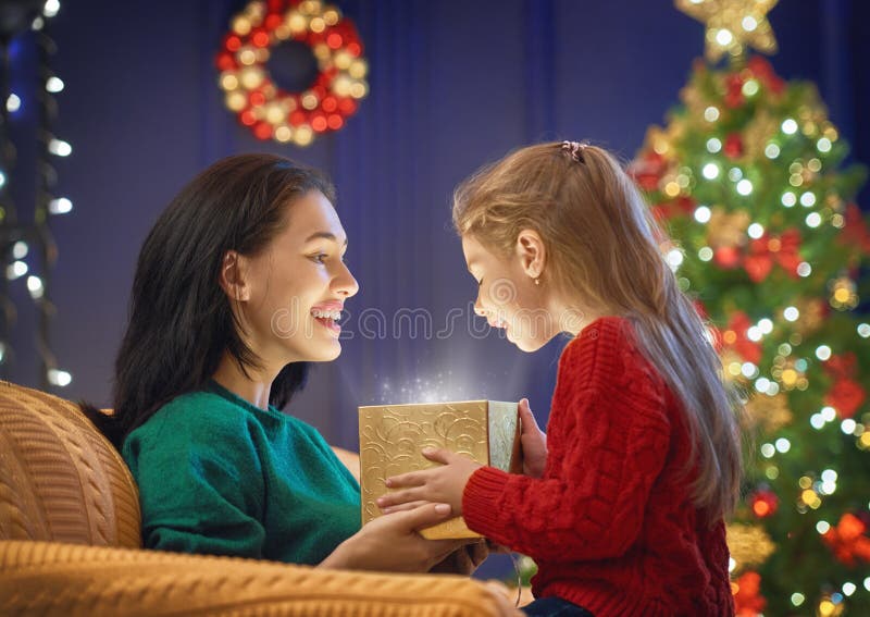 Familj med den magiska gåvaasken royaltyfri fotografi Familj med den magiska gåvaasken royaltyfri fotografi