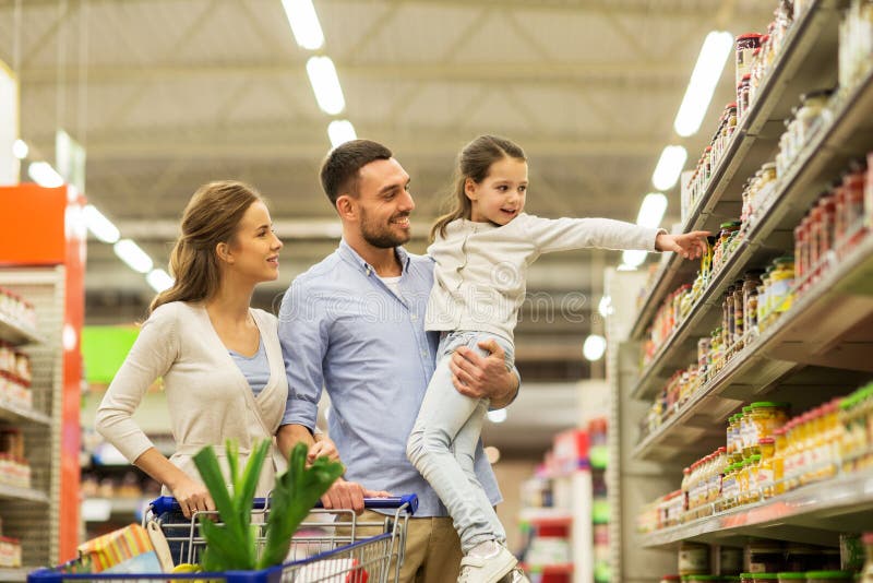 Familj med mat i shoppingvagn på livsmedelsbutiken