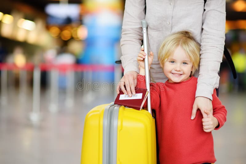 Familj med pysen på den internationella flygplatsen royaltyfri foto Familj med pysen på den internationella flygplatsen royaltyfri foto