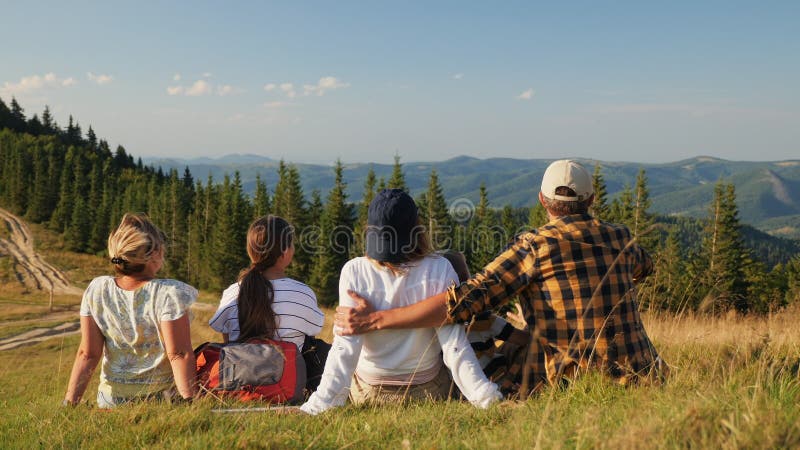 Familj med resande barn kan njuta av scenvyn i bergsmiljöer lager videofilmer