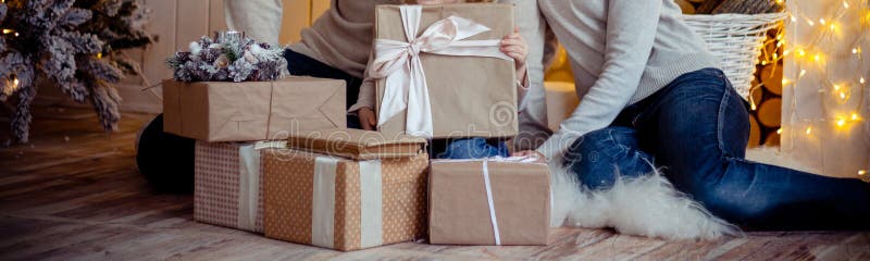 Familj nära julgranen, kramarna och uppehällegåvorna, mamman, farsan och dottern, ett barn Julmorgon, helgdagsafton för ` s för n arkivbild Familj nära julgranen, kramarna och uppehällegåvorna, mamman, farsan och dottern, ett barn Julmorgon, helgdagsafton för ` s för n arkivbild