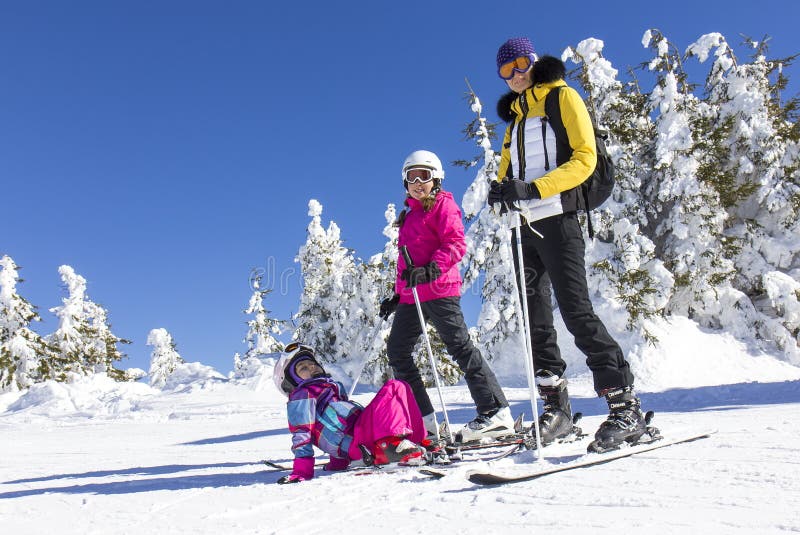 Familj på skidalutningen royaltyfria bilder Familj på skidalutningen royaltyfria bilder