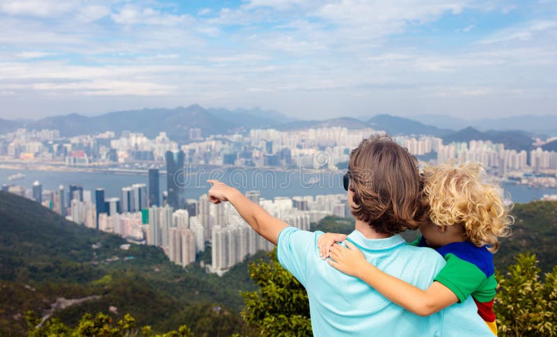 Familj som fotvandrar i Hong Kong berg arkivbild Familj som fotvandrar i Hong Kong berg arkivbild