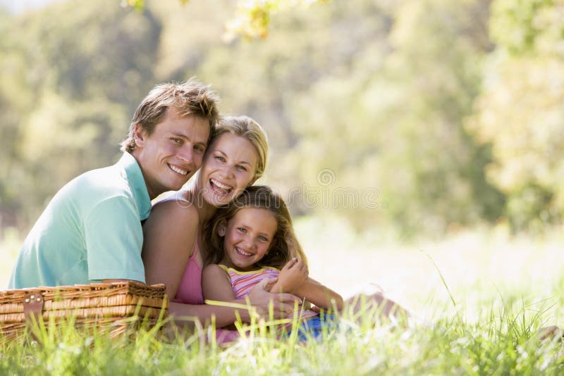familj som har den skratta parkpicknicken royaltyfria foton familj som har den skratta parkpicknicken royaltyfria foton