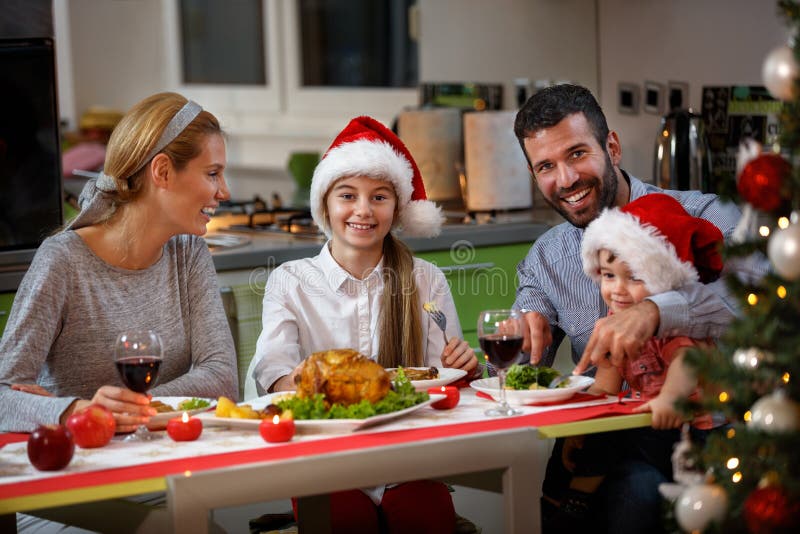 Familj som har matställen samman med kalkon för jul royaltyfri fotografi Familj som har matställen samman med kalkon för jul royaltyfri fotografi