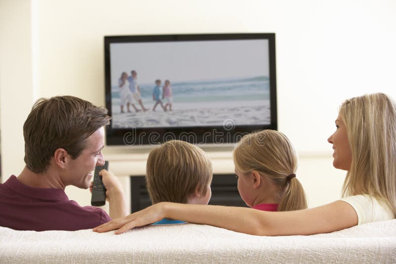 Familj som hemma håller ögonen på Widescreen TV