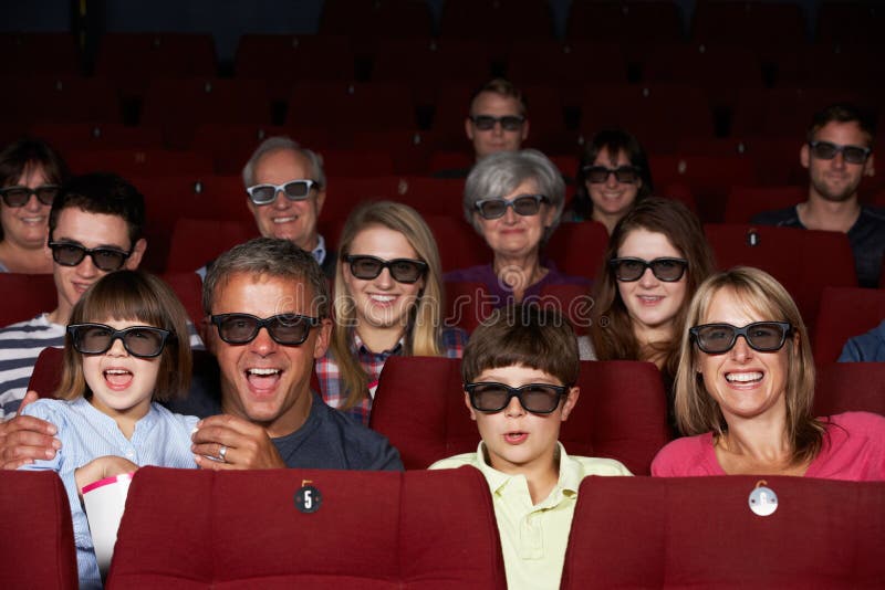 Familj som håller ögonen på filmen 3D i bio arkivbilder Familj som håller ögonen på filmen 3D i bio arkivbilder