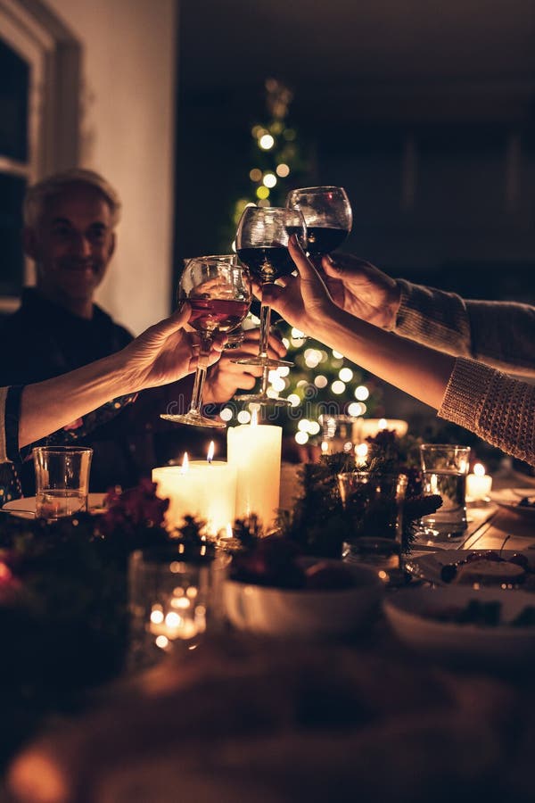 Familj som rostar på julmatställen arkivbild Familj som rostar på julmatställen arkivbild