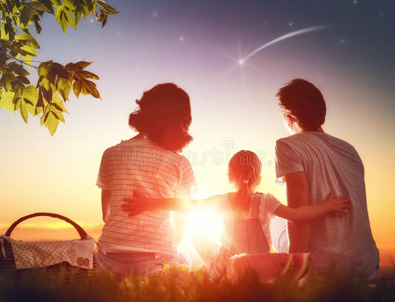 familj som tillsammans har picknick arkivbild familj som tillsammans har picknick arkivbild