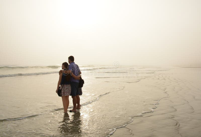 Familj som tillsammans tycker om tid på den härliga dimmiga stranden arkivbilder Familj som tillsammans tycker om tid på den härliga dimmiga stranden arkivbilder