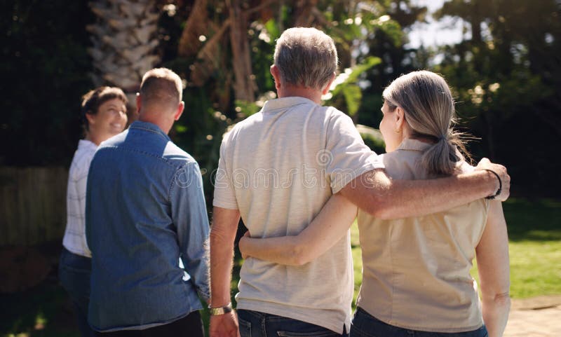 Familj utomhus och romantisk promenad för kärlek sommar och semester eller tid tillsammans med naturen. dubbel trädgård och arkivfoton