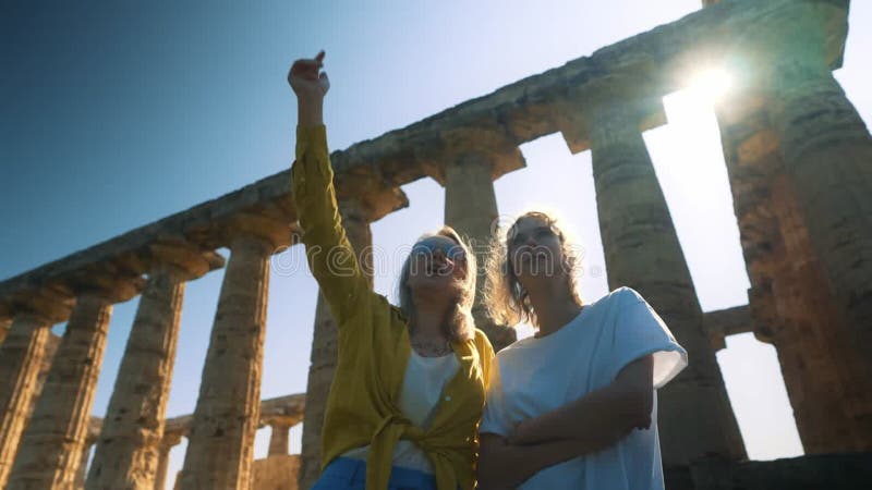 Familjebesök och gammalt tempel stock video