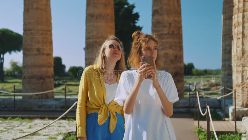 Familjebesök och gammalt tempel lager videofilmer