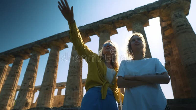 Familjebesök och gammalt tempel lager videofilmer
