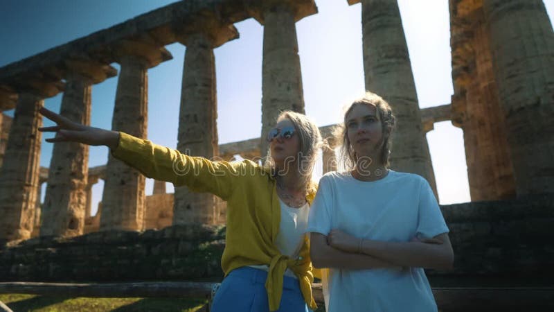 Familjebesök och gammalt tempel arkivfilmer