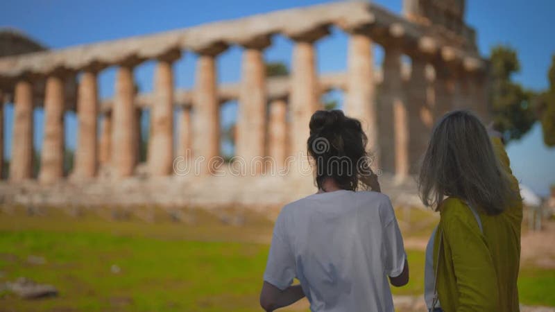 Familjebesök och gammalt tempel arkivfilmer