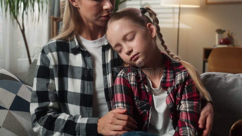 Familjekärleken hemma Kaukasien som tar hand om barnbarnbarnmorskan som kysser stöd för lugnande kramande, sorgligt upprörd liten stock video