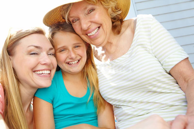 Familjelyckligt barn och mor med mormor i porträtt för generationer kärlek och tillsammans. ansiktsmamma och unge med fotografering för bildbyråer