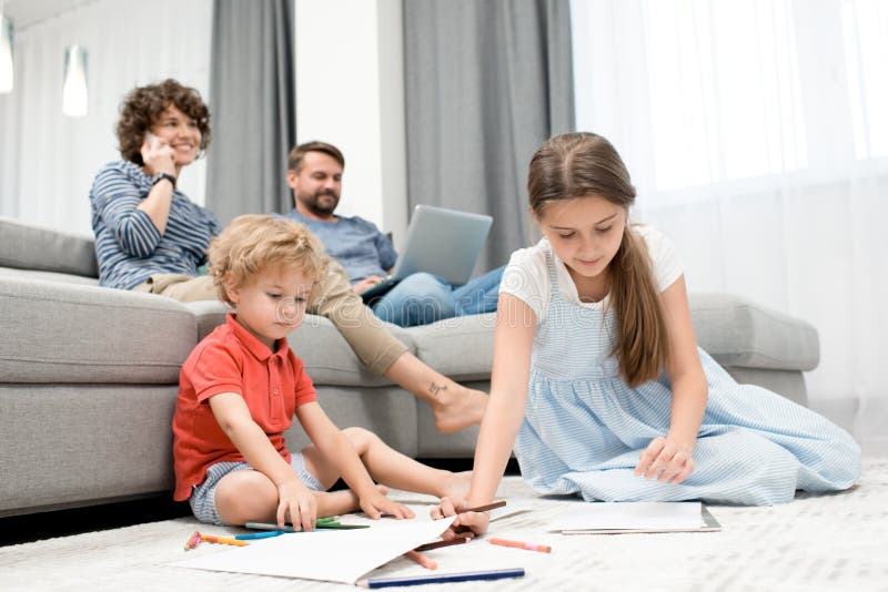Familjemedlemmar som tycker om söndag arkivfoto Familjemedlemmar som tycker om söndag arkivfoto