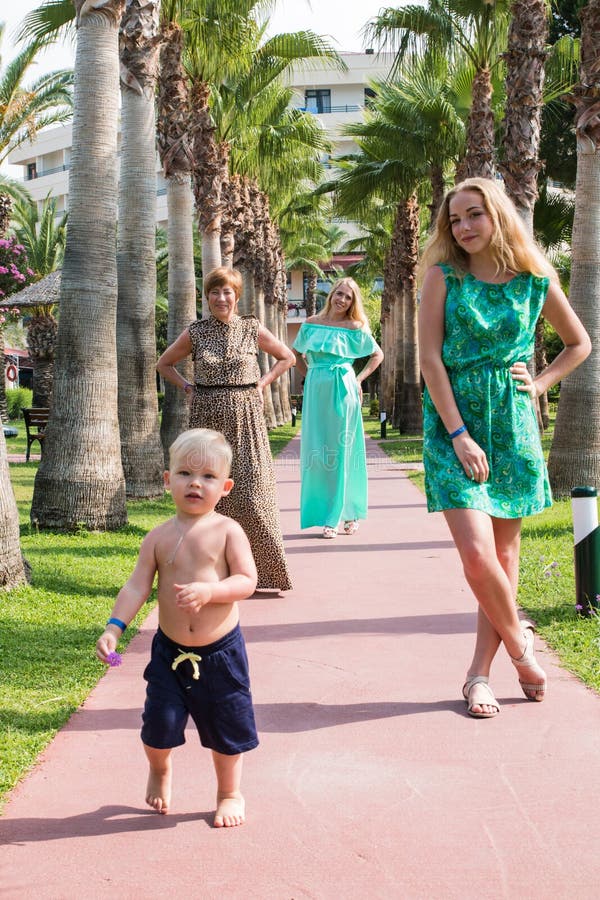 Familjen inkluderar farmodern, modern, flickan och pojken i parkera arkivfoton Familjen inkluderar farmodern, modern, flickan och pojken i parkera arkivfoton
