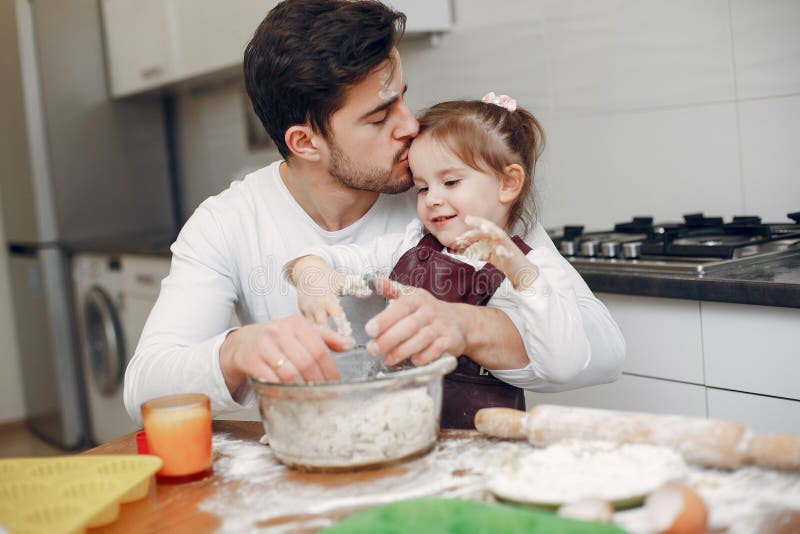 Familjen lagar mat degen för kakor royaltyfri bild Familjen lagar mat degen för kakor royaltyfri bild