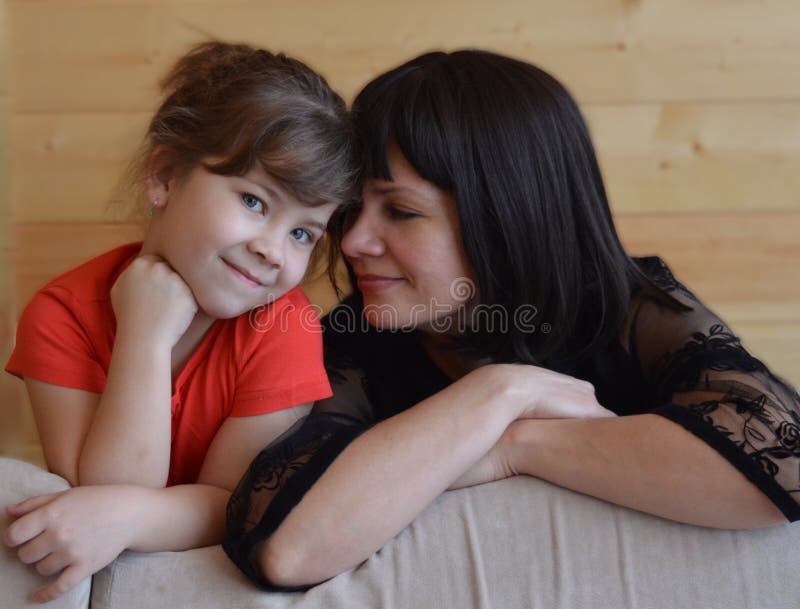 Familjen modern, barnet som är lyckligt, behandla som ett barn, kvinnan, förälskelse, dottern som är ung, säng, mamman, folket, p royaltyfri foto Familjen modern, barnet som är lyckligt, behandla som ett barn, kvinnan, förälskelse, dottern som är ung, säng, mamman, folket, p royaltyfri foto