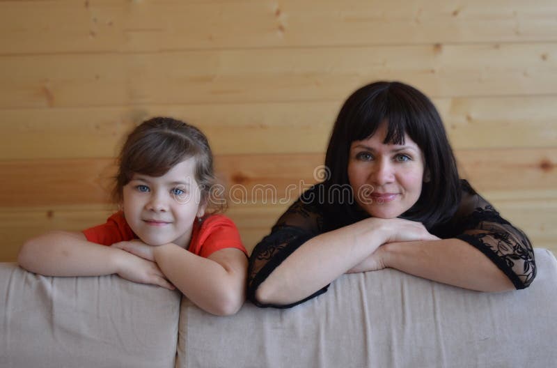Familjen modern, barnet som är lyckligt, behandla som ett barn, kvinnan, förälskelse, dottern som är ung, säng, mamman, folket, p arkivbild Familjen modern, barnet som är lyckligt, behandla som ett barn, kvinnan, förälskelse, dottern som är ung, säng, mamman, folket, p arkivbild
