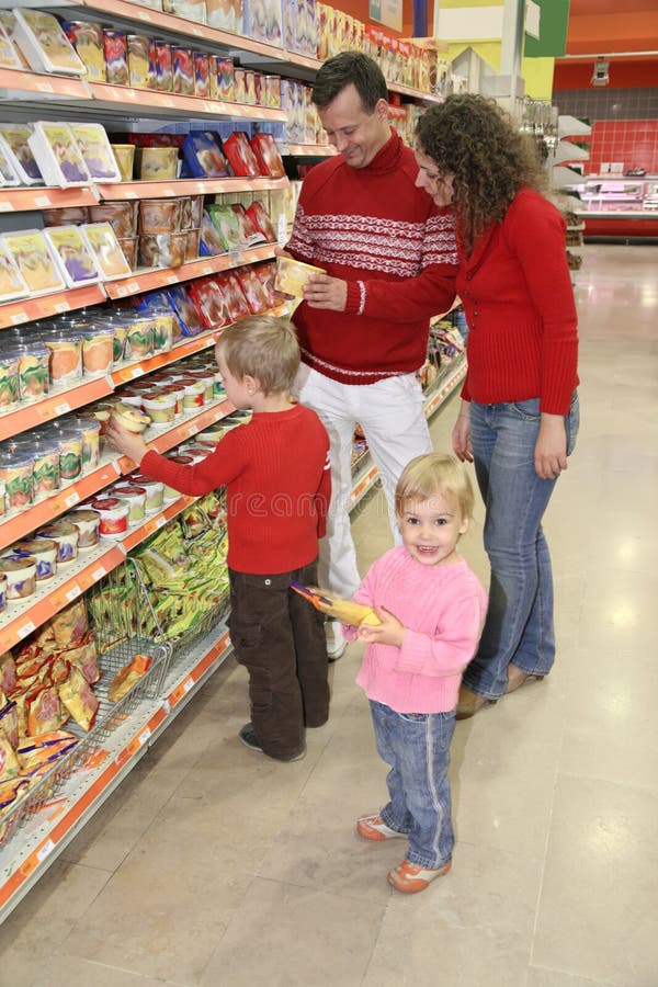 familjen shoppar arkivfoton familjen shoppar arkivfoton