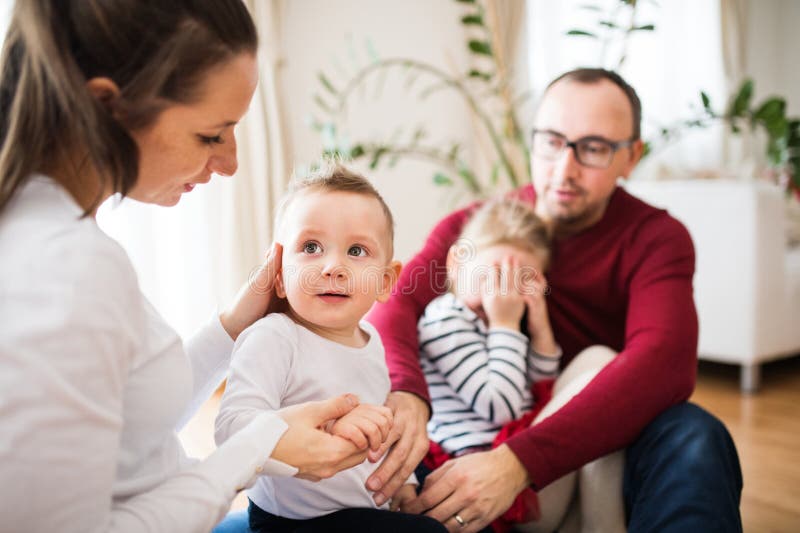Familjeporträtt. Ungefär lyckad kärnfamilj med två barn. royaltyfri foto