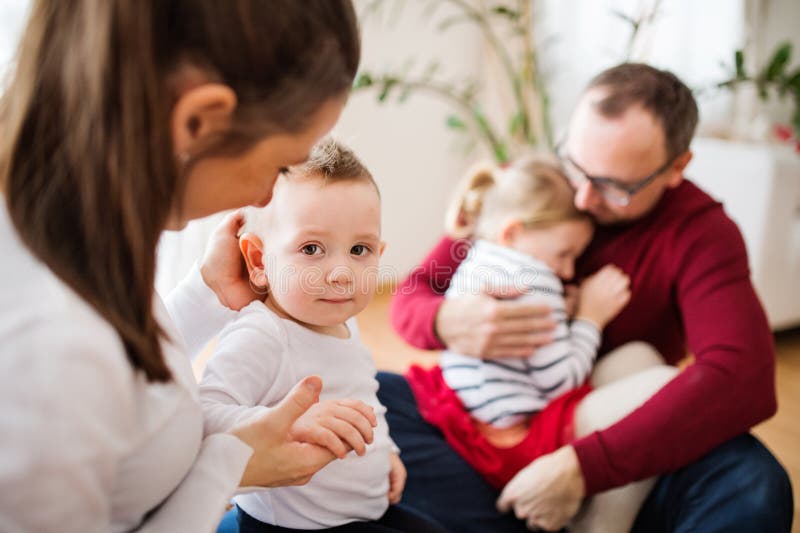 Familjeporträtt. Ungefär lyckad kärnfamilj med två barn. royaltyfri foto