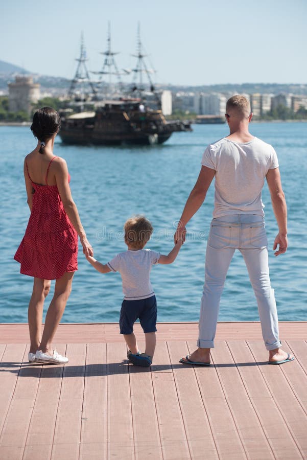 Familjeresor med barn på mödrar eller fäder familj på sommarsemester royaltyfri bild