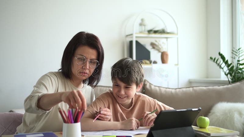 Familjeutbildning på hemmabruk och färgbilder på hemmamma och son, spbd lager videofilmer