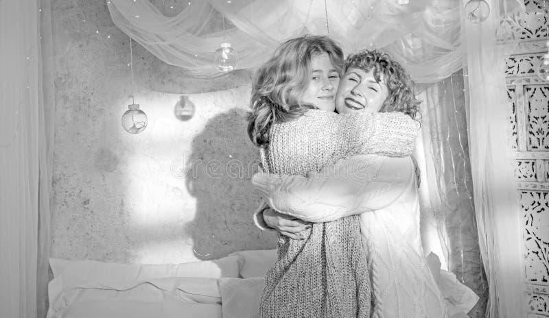 Familjevärden. Mamma och tonårsdotter hemma royaltyfri fotografi