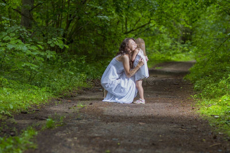 Familjevärderingbegrepp Lycklig Caucasian kvinna med hennes lilla barn arkivfoto Familjevärderingbegrepp Lycklig Caucasian kvinna med hennes lilla barn arkivfoto