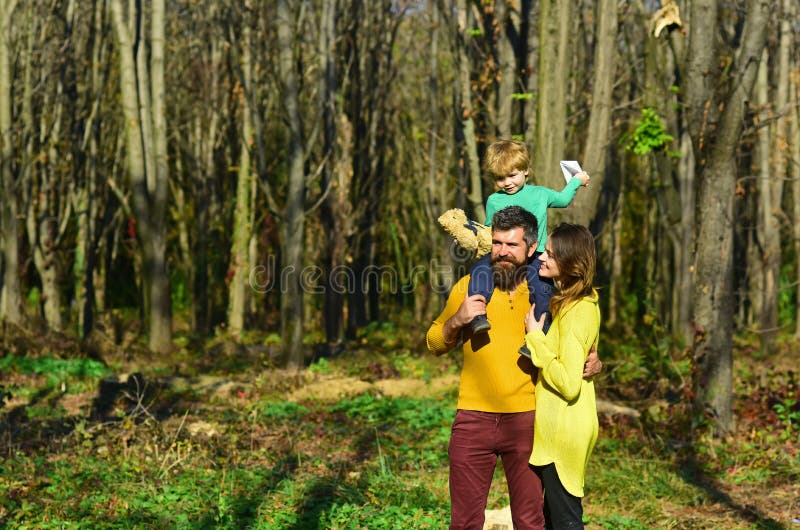 familjgyckel utomhus royaltyfri fotografi familjgyckel utomhus royaltyfri fotografi