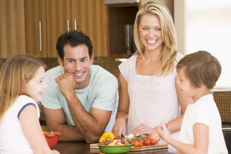 familjmålmealtime som tillsammans förbereder sig royaltyfri bild familjmålmealtime som tillsammans förbereder sig royaltyfri bild
