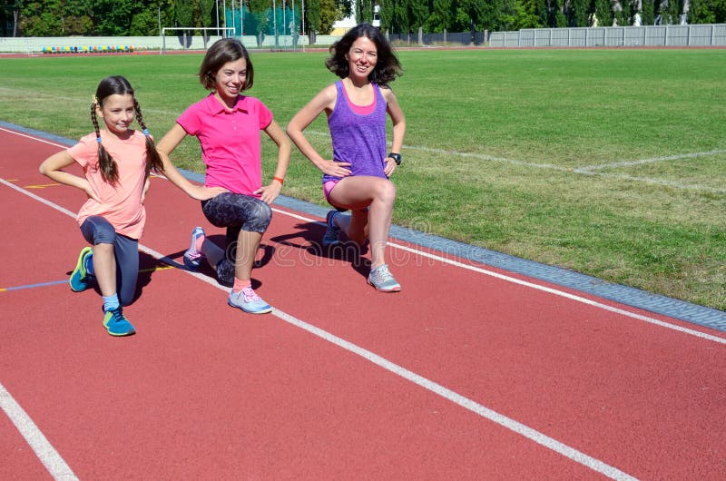Familjsport och kondition, lycklig moder och ungar som utomhus övar och kör på stadionspår, aktiva barn royaltyfri foto Familjsport och kondition, lycklig moder och ungar som utomhus övar och kör på stadionspår, aktiva barn royaltyfri foto