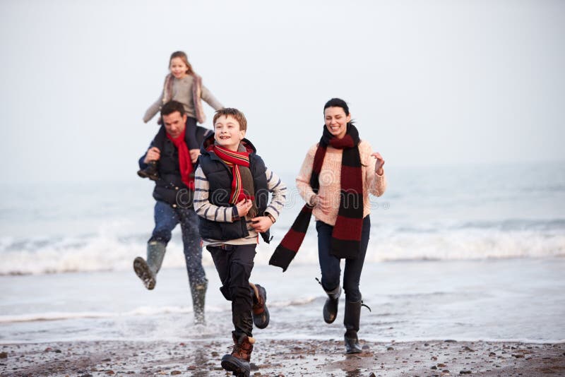 Familjspring längs vinterstranden arkivfoton Familjspring längs vinterstranden arkivfoton