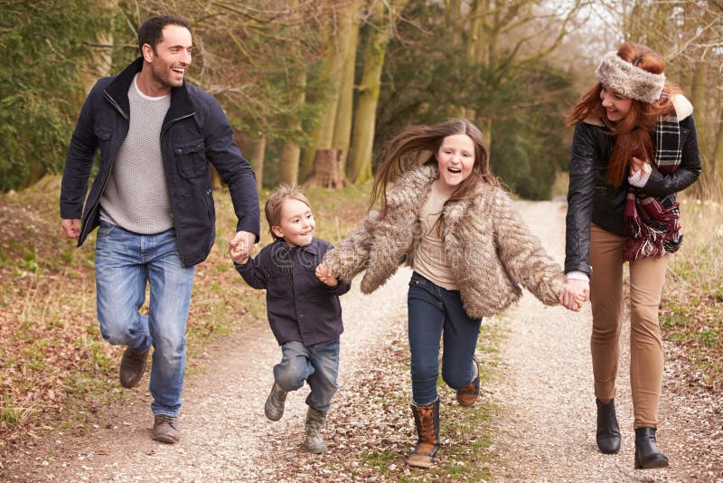 Familjspring på vinterbygd går tillsammans royaltyfri fotografi Familjspring på vinterbygd går tillsammans royaltyfri fotografi