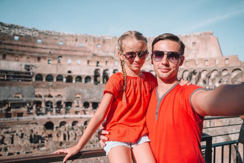 Familjstående på berömda ställen i Europa royaltyfri foto Familjstående på berömda ställen i Europa royaltyfri foto