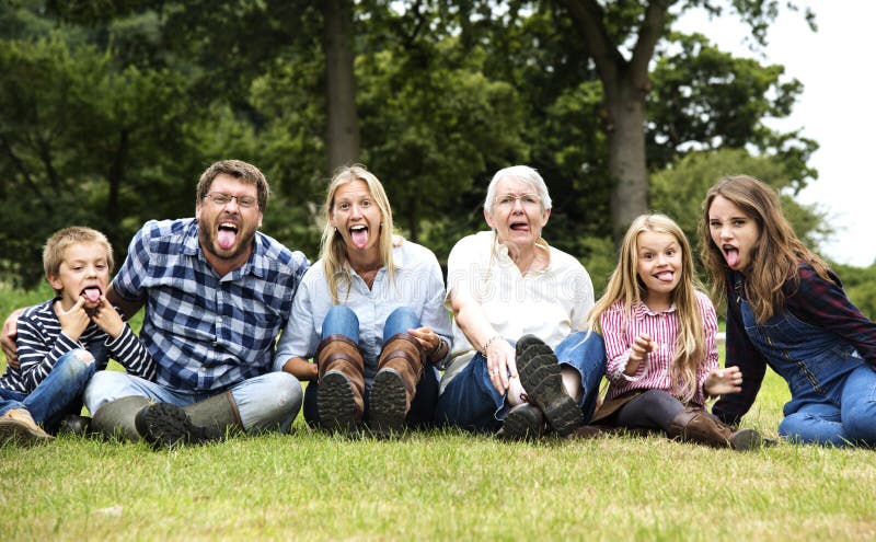 Familjutvecklingar som uppfostrar samhörighetskänslaavkopplingbegrepp royaltyfri foto Familjutvecklingar som uppfostrar samhörighetskänslaavkopplingbegrepp royaltyfri foto