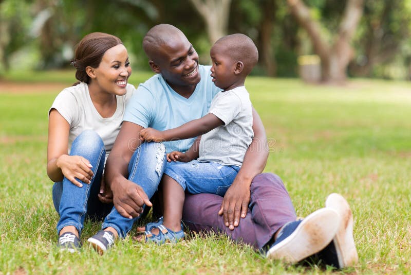 Famille africaine dehors photos stock Famille africaine dehors photos stock
