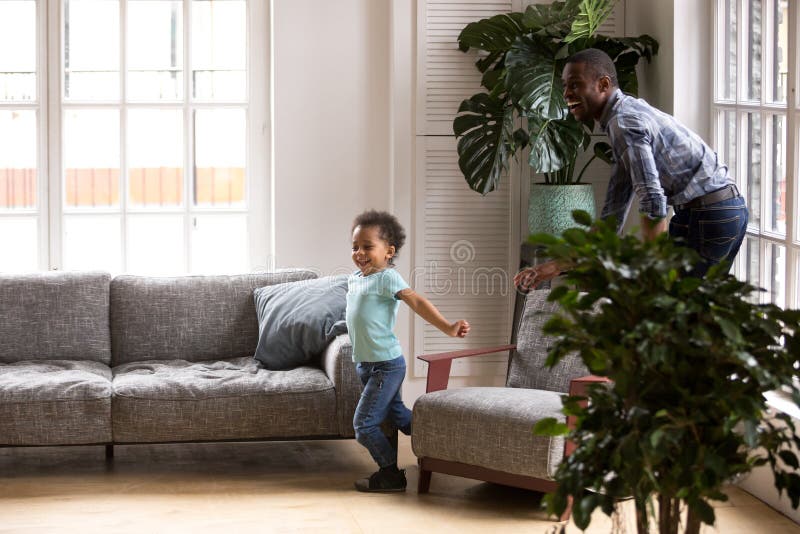 Famille africaine jouant des jeux à la maison le week-end image stock Famille africaine jouant des jeux à la maison le week-end image stock