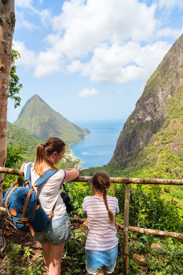 Famille appréciant la vue des montagnes de piton image stock Famille appréciant la vue des montagnes de piton image stock