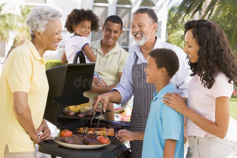 Famille appréciant un barbecue image libre de droits Famille appréciant un barbecue image libre de droits