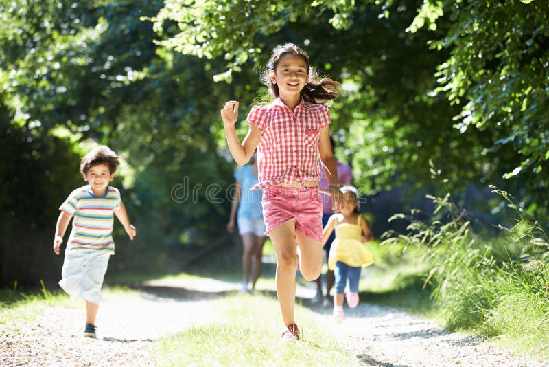 Famille asiatique appréciant la promenade dans la campagne image stock Famille asiatique appréciant la promenade dans la campagne image stock