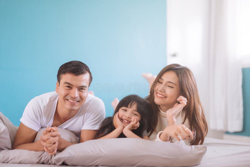 Famille asiatique heureuse de portrait photo stock Famille asiatique heureuse de portrait photo stock