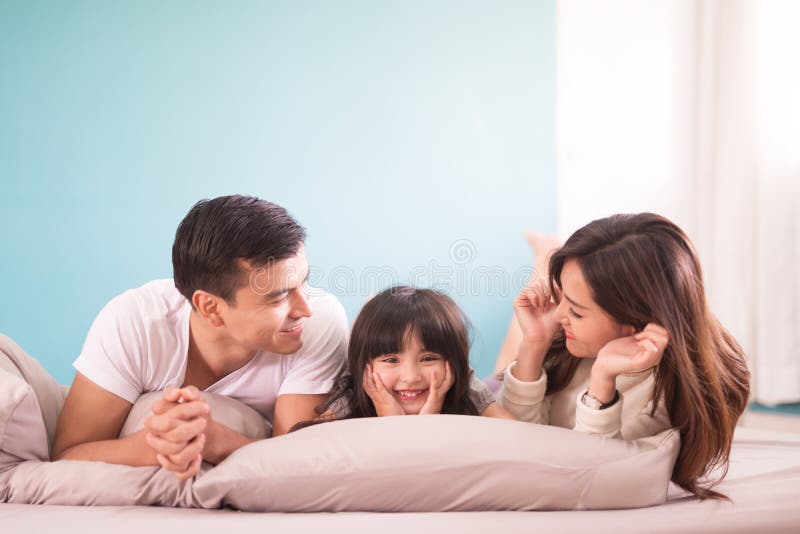Famille asiatique heureuse passant le temps ensemble dans la chambre à coucher Famille et concept ? la maison photo stock Famille asiatique heureuse passant le temps ensemble dans la chambre à coucher Famille et concept ? la maison photo stock