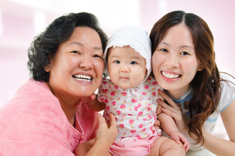 Famille asiatique heureuse à la maison photo stock Famille asiatique heureuse à la maison photo stock