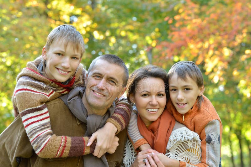 Famille assez amicale photographie stock libre de droits Famille assez amicale photographie stock libre de droits